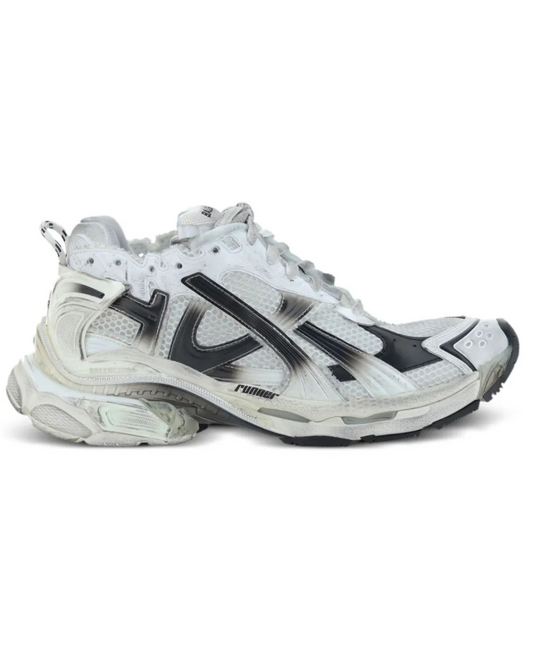 Runner sneakers